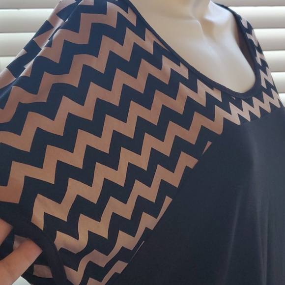 PerSeption Concept Geometric Design Top - Picture 3 of 5